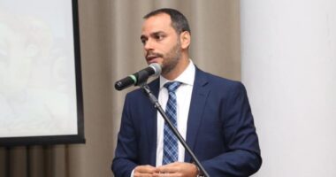 Artigo: Augusto Vasconcelos comemora inclusão de educadores como prioridade na vacinação