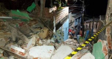 Artigo: Casa desaba no bairro de Pau da Lima, em Salvador