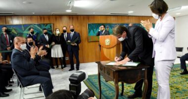 Artigo: Bolsonaro sanciona lei vetada por Lula que inclui visão monocular como deficiência visual