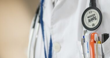 Artigo: Mortes de enfermeiros por Covid-19 voltam a subir e batem recorde neste mês