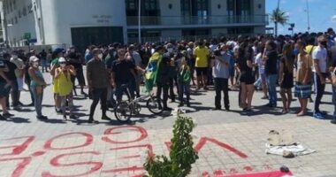 Artigo: Policiais e familiares de PM morto fazem protesto no Farol da Barra
