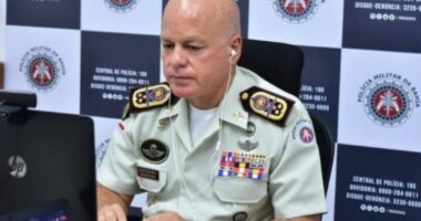 Artigo: Em manifestação, policiais pedem saída de Coutinho do comando da PM