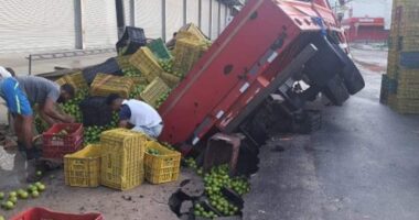 Artigo: Caminhão com laranjas fica preso em buraco após piso ceder em Feira de Santana