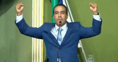 Artigo: Servidores municipais voltam a protestar e pedem saída de secretário