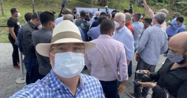 Artigo: Vilas-Boas contraria recomendação e aparece em aglomeração