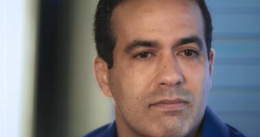 Artigo: População se revolta após encerramento de vacinação e fecha avenida em Salvador