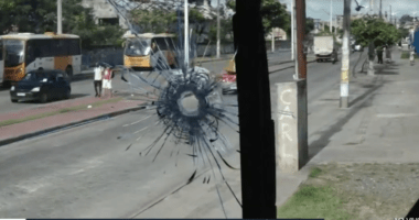 Artigo: Homem reage a assalto e troca tiros com bandidos dentro de ônibus em Salvador