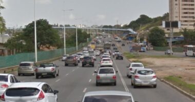 Artigo: Carro pega fogo na Avenida Paralela e trânsito fica congestionado