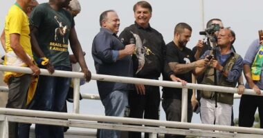 Artigo: Ida de Pazuello a ato político com Bolsonaro é considerada afronta pela CPI