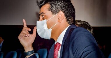 Artigo: Alexandre critica cantora que queimou bandeira “Não tem amor pela pátria”