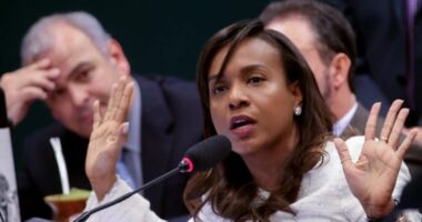 Artigo: Retorno de Tia Eron à Câmara projeta de novo imagem da Universal na Bahia