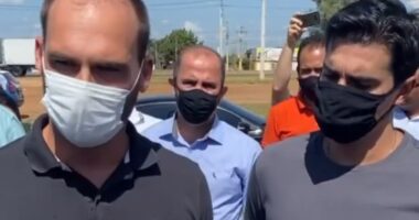 Artigo: Ao lado de Eduardo Bolsonaro, Alexandre critica ‘passaporte sanitário’