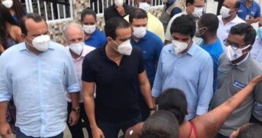 Artigo: Antes de se vacinar, Bruno Reis promove aglomeração em comunidade