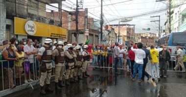 Artigo: Na frente de general, militantes do PT fazem protesto contra Bolsonaro