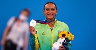 Artigo: Rebeca Andrade fatura prata, 1ª medalha na ginástica feminina do país