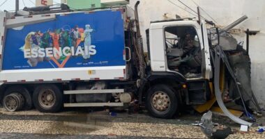 Artigo: Caminhão de coleta de lixo colide com loja de tecidos em Amaralina
