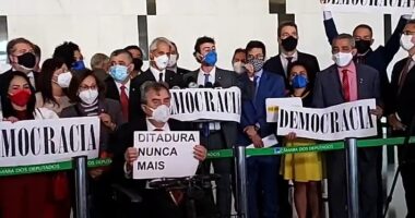 Artigo: Na Câmara, parlamentares protestam durante desfile militar