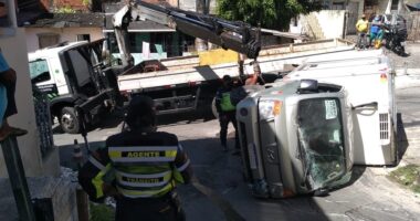Artigo: Caminhão tomba ao tentar subir ladeira no Matatu de Brotas, em Salvador