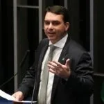 Artigo: Flávio condena críticas a operação e compara a tratamento entre Lula e Bolsonaro
