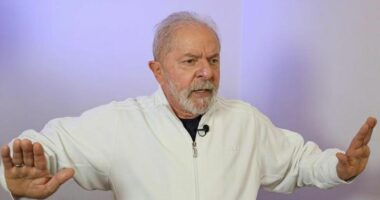 Artigo: Lula bate o pé e faz desafio a nomes da direita para eleição em 2026