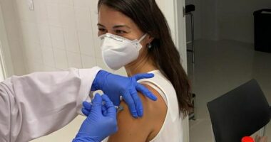 Artigo: Afastada da TV, Jéssica Senra é vacinada contra Covid na Espanha