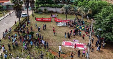 Artigo: MTST realiza ato em frente à mansão de Flávio Bolsonaro