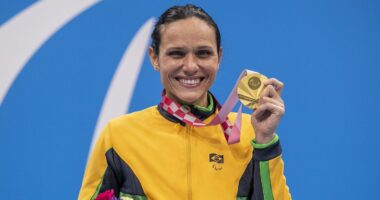 Artigo: Paralimpíada: Carol Santiago é ouro e Cecília Araújo prata na natação