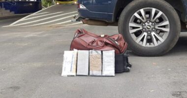 Artigo: Mulher é presa com 4 kg de cocaína dentro de ônibus