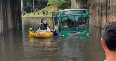 Artigo: Salvador: após chuva, ônibus fica ilhado próximo à Fonte Nova