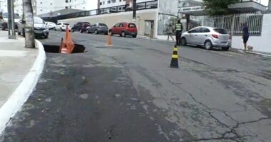 Artigo: Após fortes chuvas, buracos são abertos em rua do bairro do Stiep, em Salvador