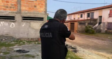 Artigo: Dupla é presa suspeita de prática de extorsão e posse ilegal de arma
