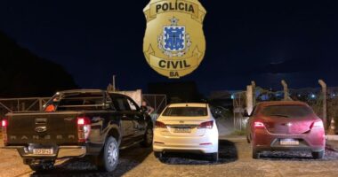 Artigo: Dupla é presa com carros roubados, armas e drogas