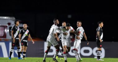 Artigo: Vitória vence Vasco por 3 a 0 e respira na Série B