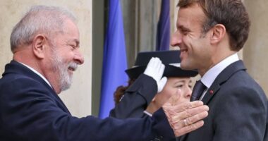 Artigo: Na Europa, Lula é recebido por Macron