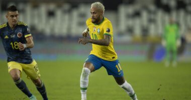 Artigo: Neymar sente coxa esquerda durante treino e não enfrenta Argentina