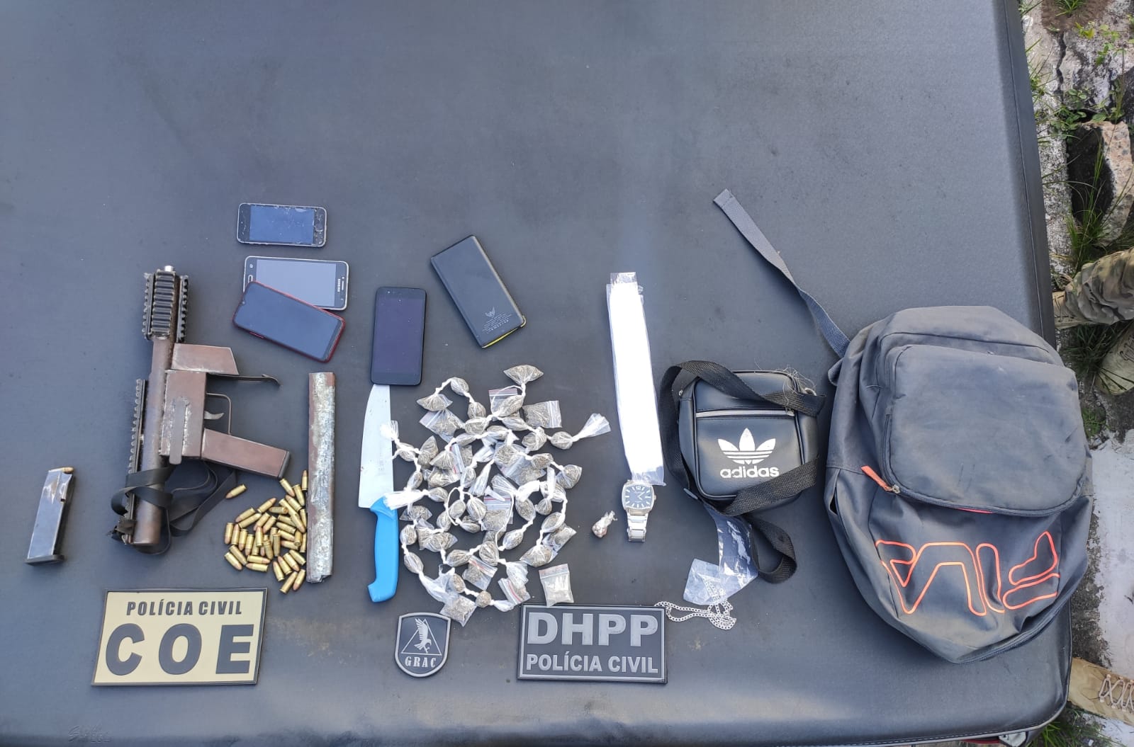 Artigo: Submetralhadora e drogas são apreendidas em Mata de São João