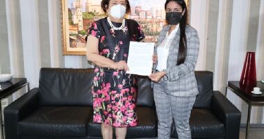 Artigo: Deputada entrega pedido de suspensão do passaporte sanitário ao MP-BA