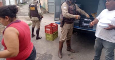 Artigo: PM e BM distribuem 300 quentinhas para desabrigados em Ilhéus