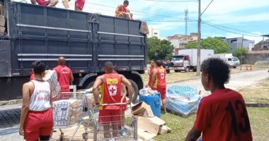 Artigo: Bombeiros entregam 15 toneladas de alimentos em Ilhéus
