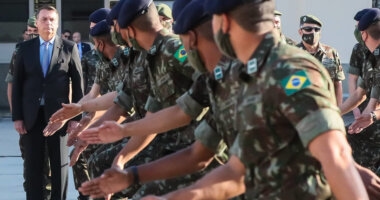 Artigo: Bolsonaro ataca TSE e teve apoio de Ministério da Defesa em reunião ministerial