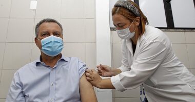 Artigo: Imunizado: Rui recebe 3ª dose da vacina contra a Covid-19