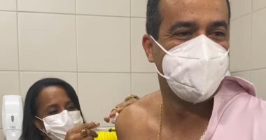 Artigo: Imunizado: Bruno Reis toma 3ª dose da vacina contra a Covid