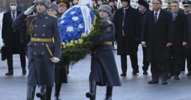 Artigo: Na Rússia, Bolsonaro presta homenagem à ex-soldados comunistas