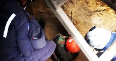 Artigo: Bombeiros resgatam homem que caiu em buraco de 2 metros de profundidade