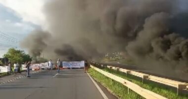 Artigo: Camaçari: ex-funcionários de terceirizada da Ford protestam por pagamento de indenização