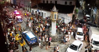 Artigo: Foliões desobedecem a decreto e se aglomeram no Carmo; policia foi chamada