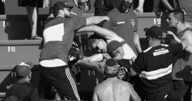 Artigo: Homem com tatuagens nazistas é expulso de estádio no Rio Grande do Sul