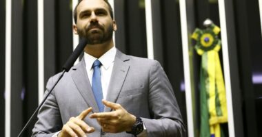 Artigo: Após prisão do pai, Eduardo diz que vai pedir mais sanções dos EUA contra o Brasil