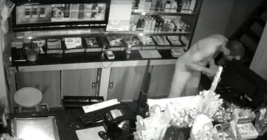 Artigo: Salvador: homem é flagrado roubando delicatessen sem roupa