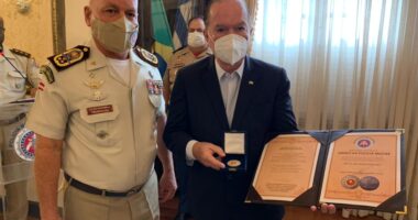 Artigo: Vice-governador João Leão recebe homenagem da PM baiana